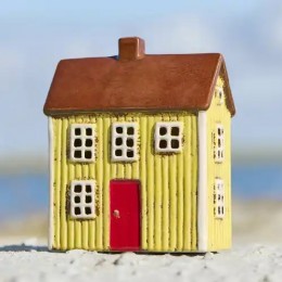 Подсвечник House tealight Visby yellow red door 17x7,5x14 см 